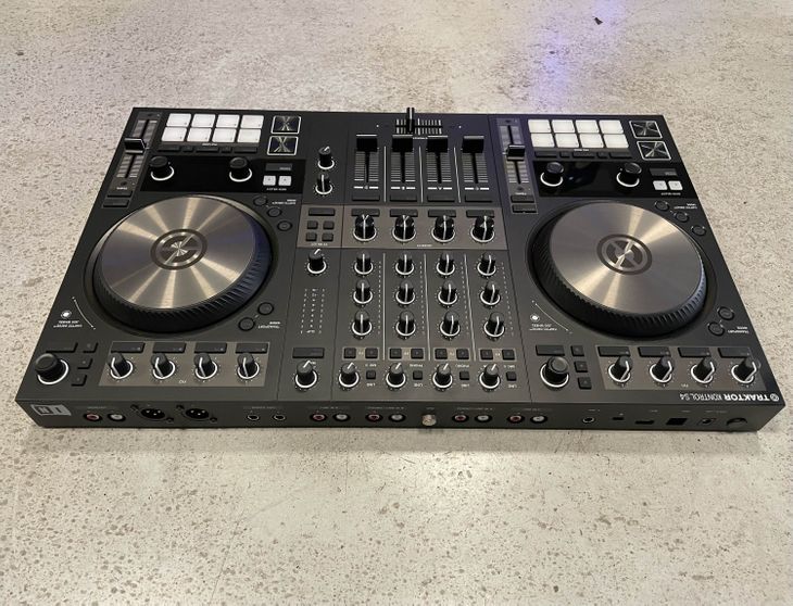Traktor Kontrol S4 MK3 - Imagen5