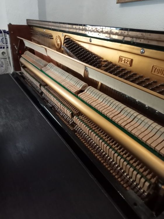 SE VENDE PIANO VERTICAL YOUNG CHANG - Immagine4