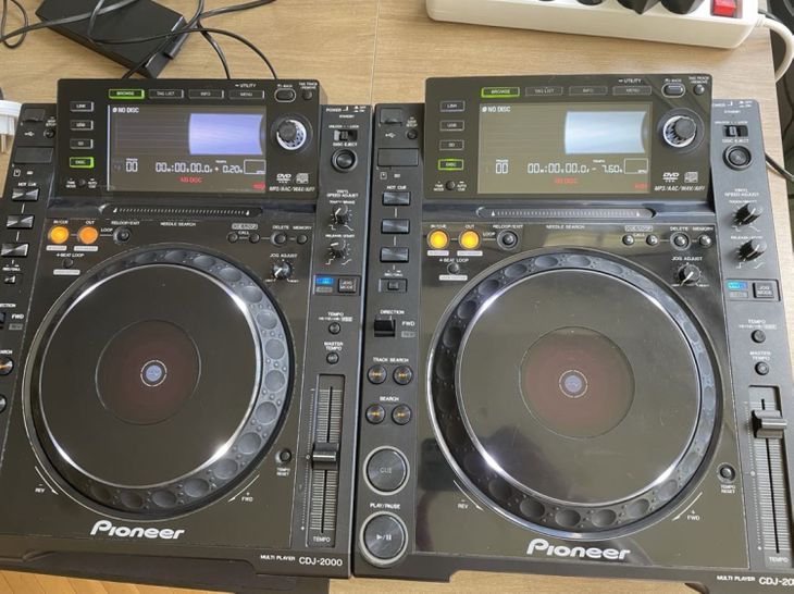 a pair of cdj 2000 - Imagen por defecto