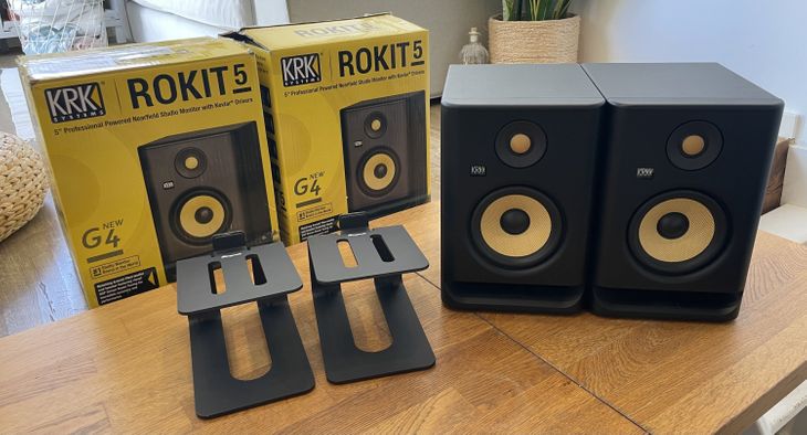 Monitores KRK Rokit 5 G4 con soportes - Imagen por defecto