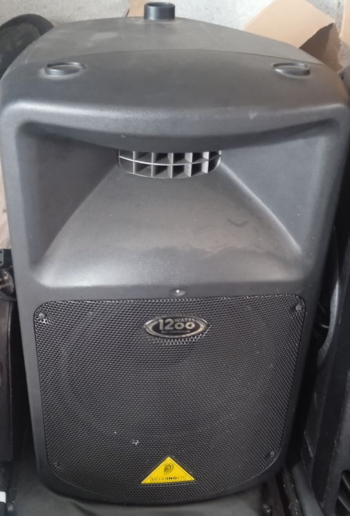 Vendo altavoz autoamplificado behringer 912neo - Imagen por defecto