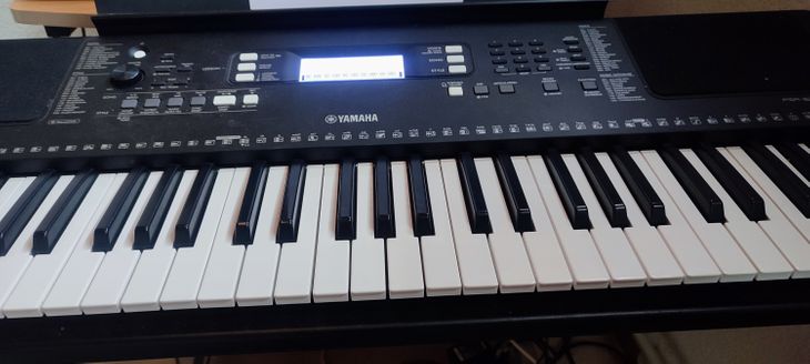 **Yamaha PSR-E373** - Imagen2