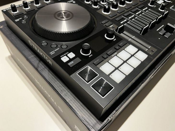 Native Instruments Traktor Kontrol S4 MK3 - Image2